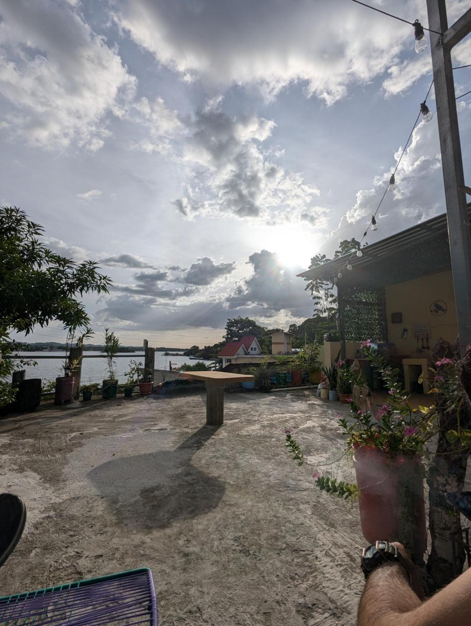 Casa Zoila Hospedaje Frente Al Lago Lakefront Lodging Apartment ฟลอเรส ภายนอก รูปภาพ